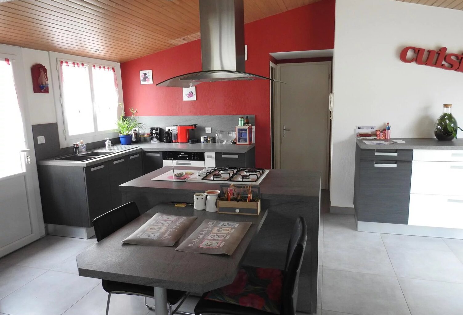 BELLE MAISON CHARENTAISE SUR TROIS NIVEAUX — photo 1