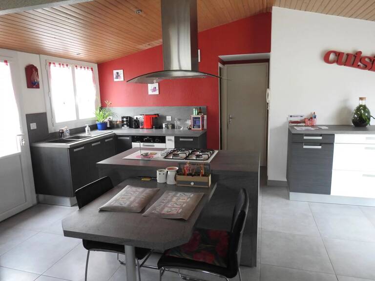 BELLE MAISON CHARENTAISE SUR TROIS NIVEAUX — photo 1