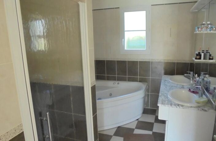 Bien vendu : Maison  Jonzac (17500) — photo 4