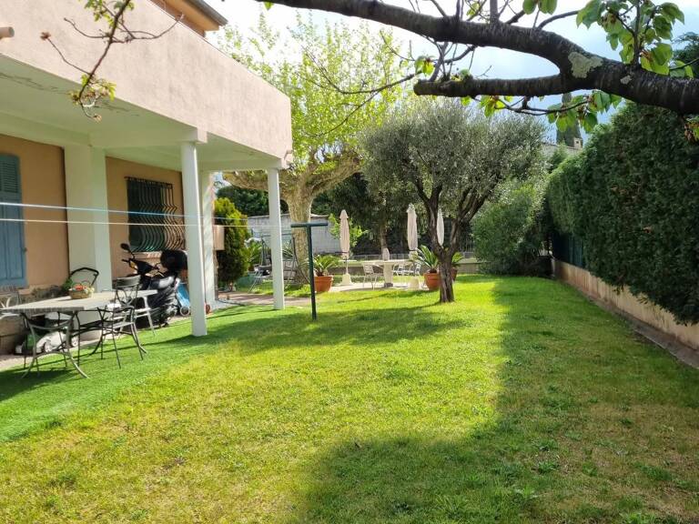 Villa 8 pièces avec jardin et parking . — photo 1