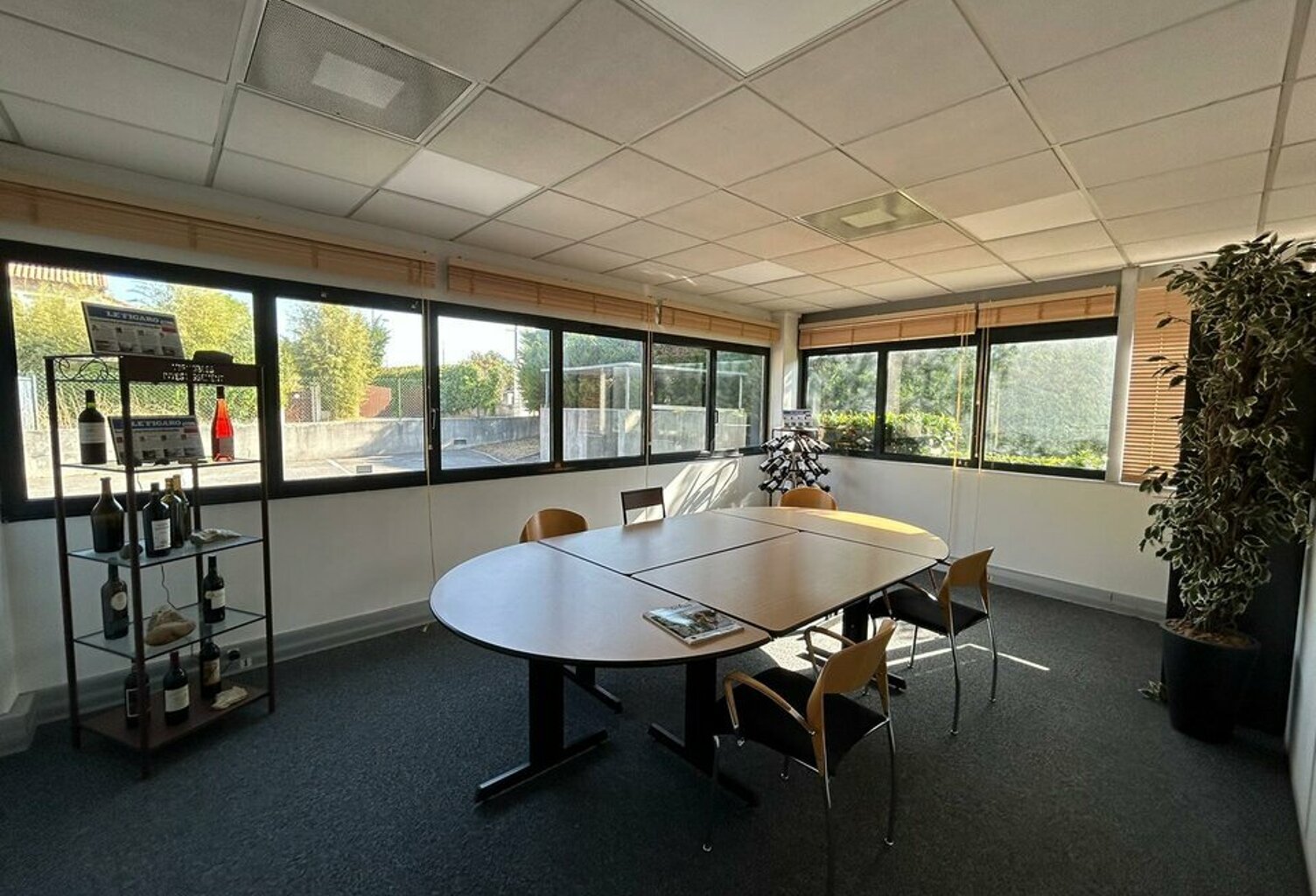 BUREAUX à LOUER — photo 1