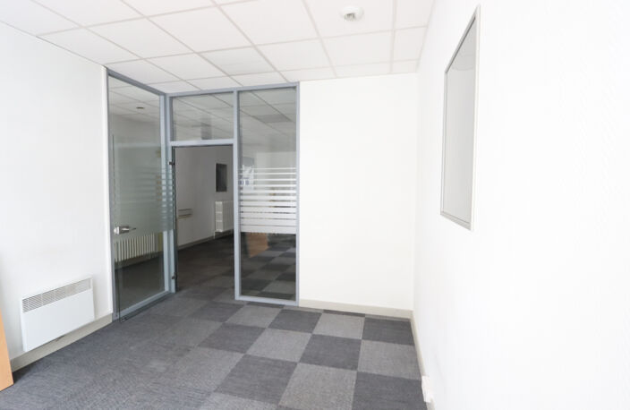Grand local professionnel ou commercial au coeur du centre v — photo 4