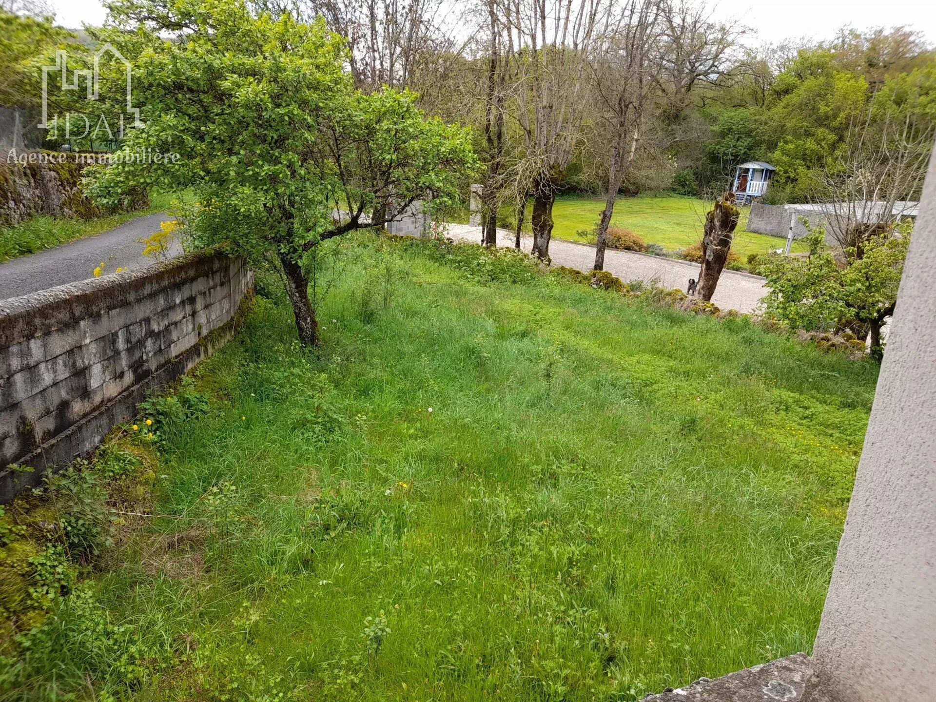 Photo Terrain constructible 394 m² avec garage. image 1/4
