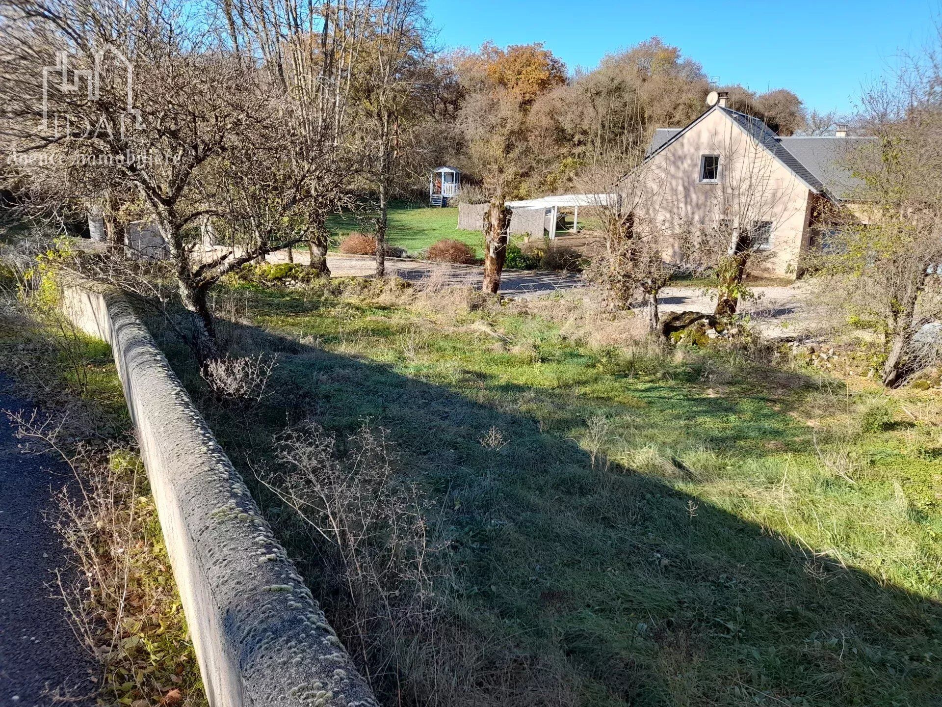 Photo Terrain constructible 394 m² avec garage. image 2/4