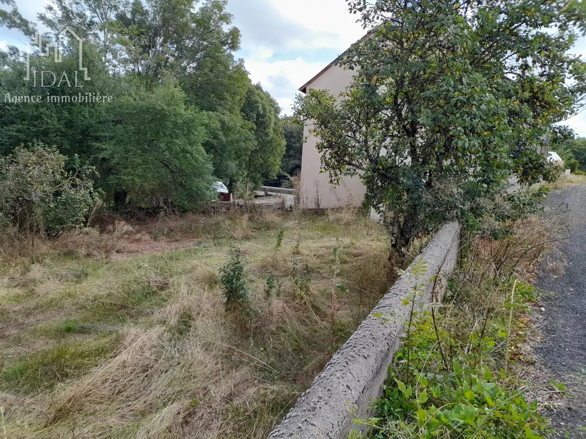 Photo Terrain constructible 394 m² avec garage. image 4/4
