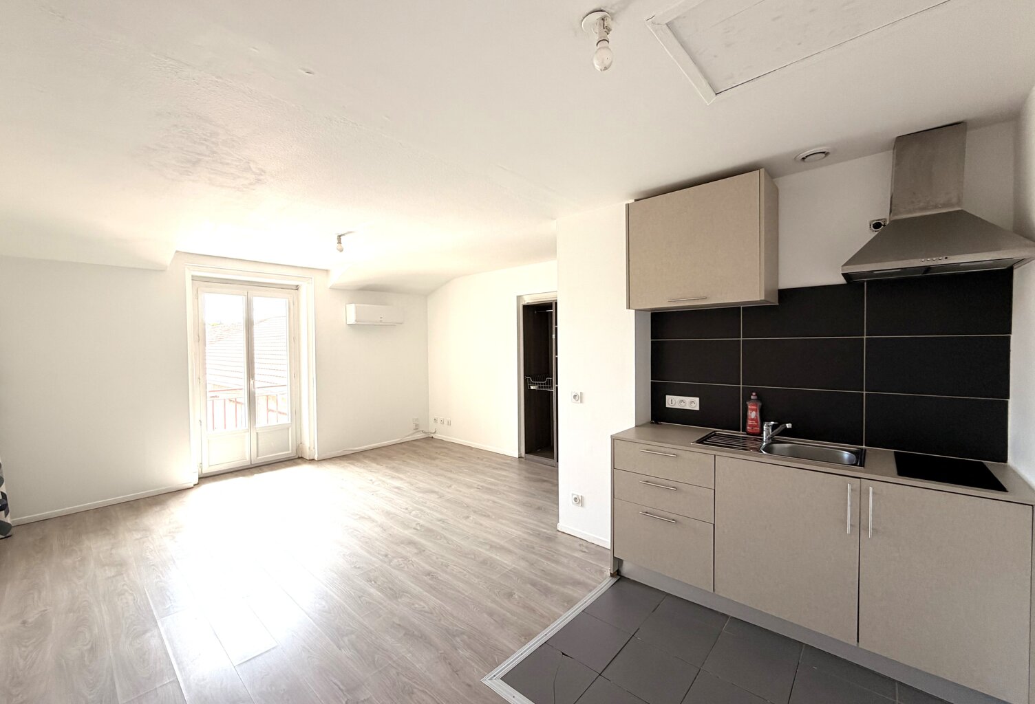 Location appartement 3 pièces 28 m² à Le Coteau (42120) — photo 1