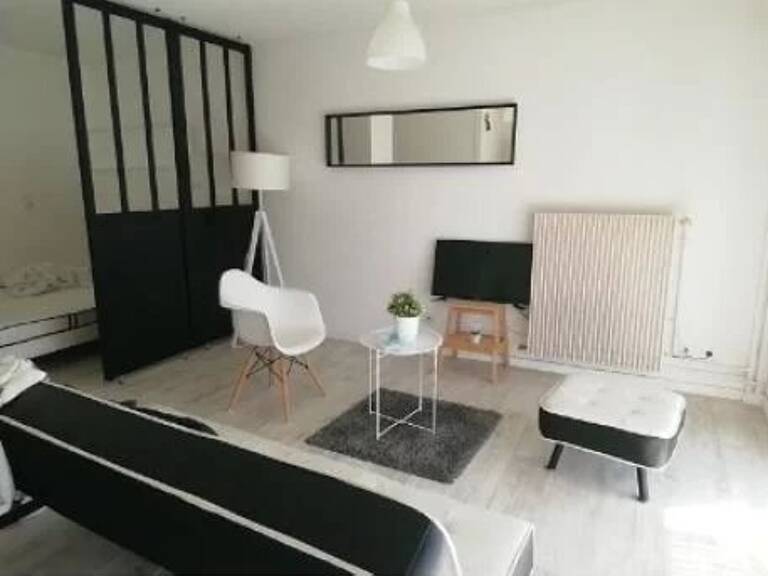 CHARMANT STUDIO MEUBLE  AVEC BALCON - MACON — photo 1