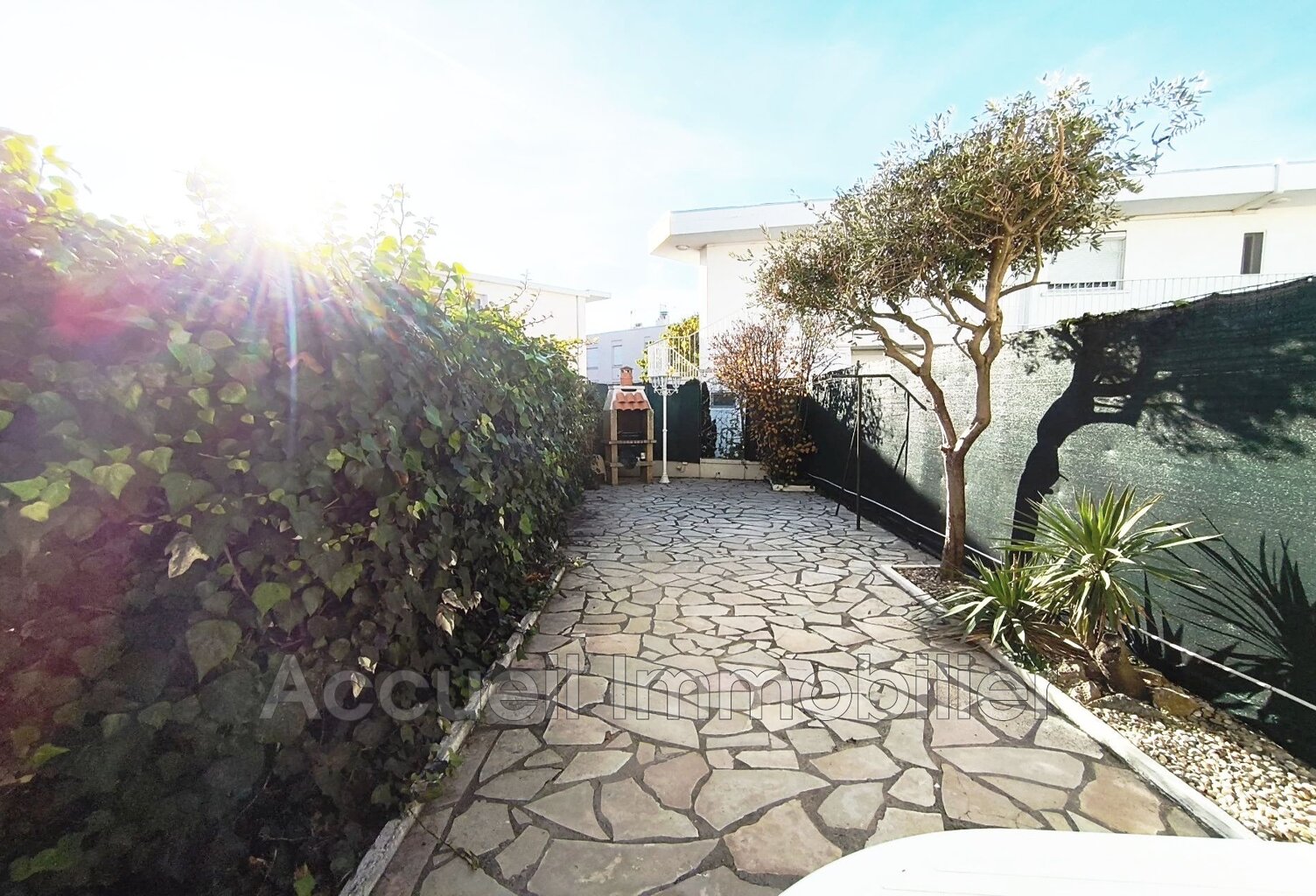 P2 traversant rez-de-jardin au calme exposé sud/ouest.<BR>Parking — photo 1