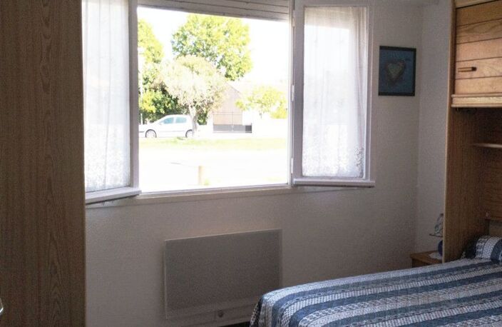 P2 traversant rez-de-jardin au calme exposé sud/ouest.<BR>Parking — photo 3