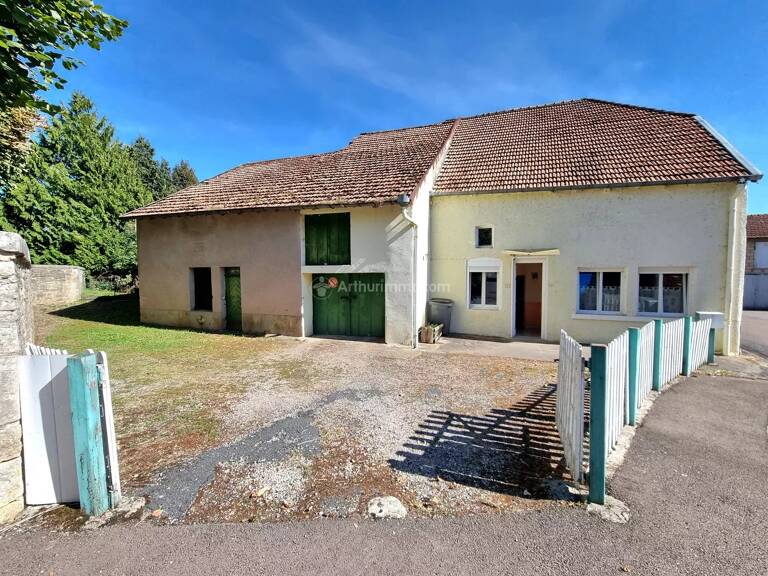 Maison avec dépendances — photo 1