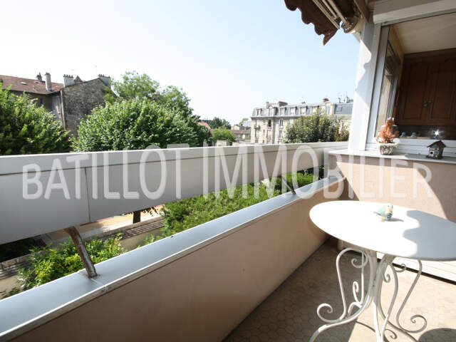 REIMS RUE VOLTAIRE bel appartement clair et agréable avec balcon et garage — photo du bien
