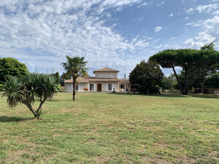 GUITRES Maison T5 sur 6500 m2 de terrain — photo 1