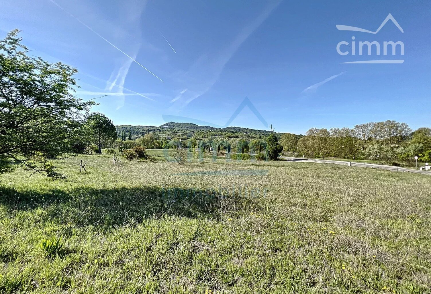 Terrain avec vue dégagée et viabilisé — photo 1