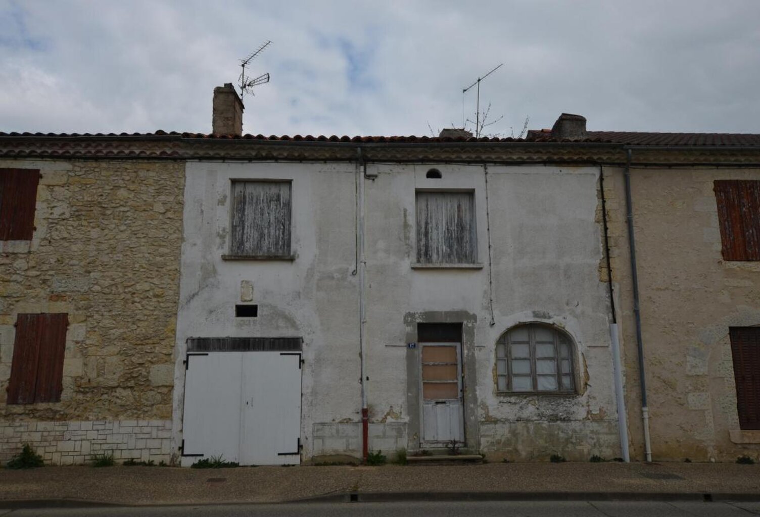 À vendre sur Vic-Fezensac, Gers: Maison à rénover entièrement (sauf la toiture qui est neuve) avec jardin et grand garage, proche des commodités — photo 1