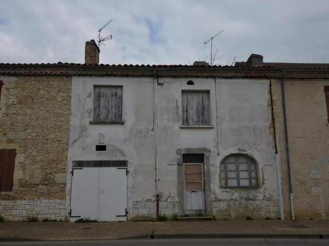 À vendre sur Vic-Fezensac, Gers: Maison à rénover entièrement (sauf la toiture qui est neuve) avec jardin et grand garage, proche des commodités — photo du bien