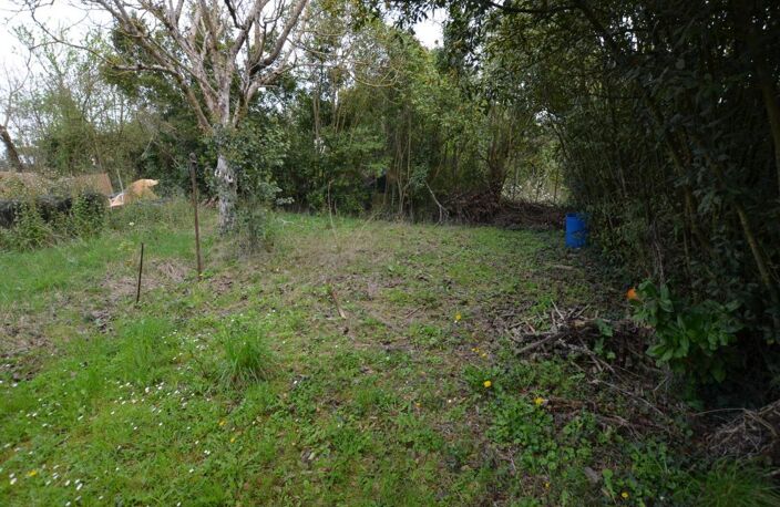À vendre sur Vic-Fezensac, Gers: Maison à rénover entièrement (sauf la toiture qui est neuve) avec jardin et grand garage, proche des commodités — photo 2