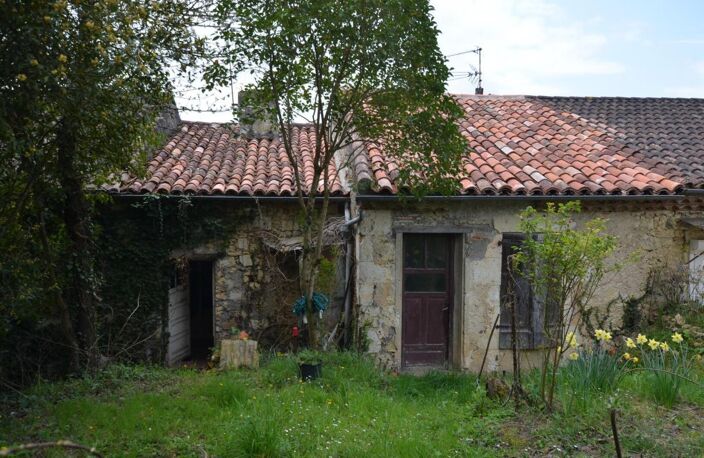 À vendre sur Vic-Fezensac, Gers: Maison à rénover entièrement (sauf la toiture qui est neuve) avec jardin et grand garage, proche des commodités — photo 3