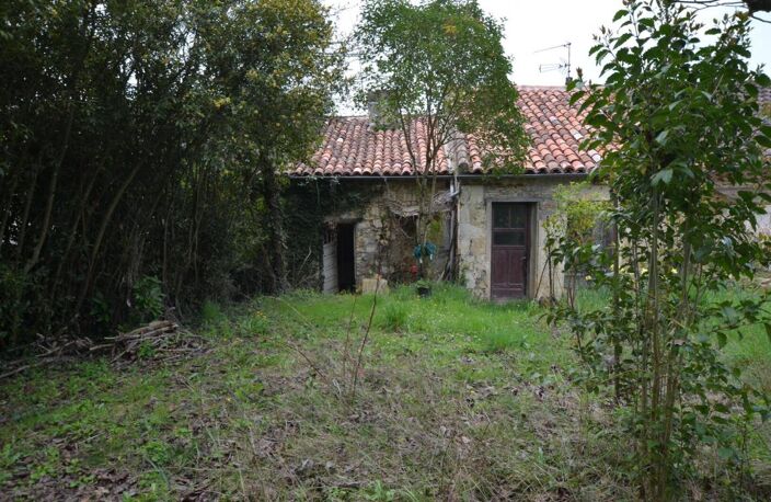 À vendre sur Vic-Fezensac, Gers: Maison à rénover entièrement (sauf la toiture qui est neuve) avec jardin et grand garage, proche des commodités — photo 4