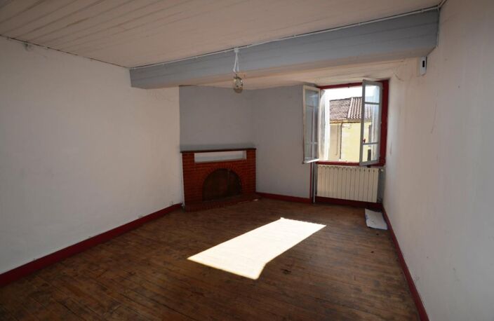 À vendre sur Vic-Fezensac, Gers: Maison à rénover entièrement (sauf la toiture qui est neuve) avec jardin et grand garage, proche des commodités — photo 5