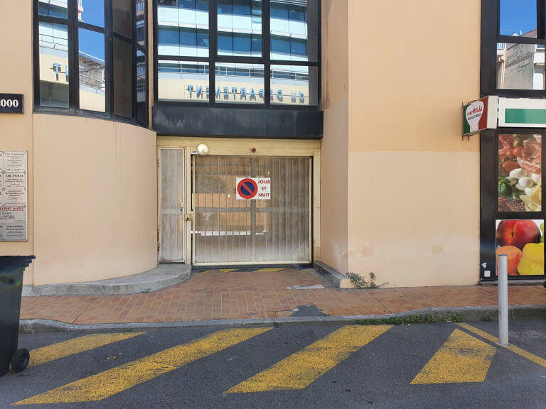 Petit prix!!! Plein Centre Menton, petit parking privé dans — photo 1