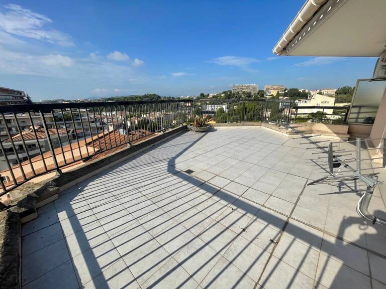 Le Cannet Mairie : Appartement 4 pièces  avec  toit terrasse de 61 m² — photo 1