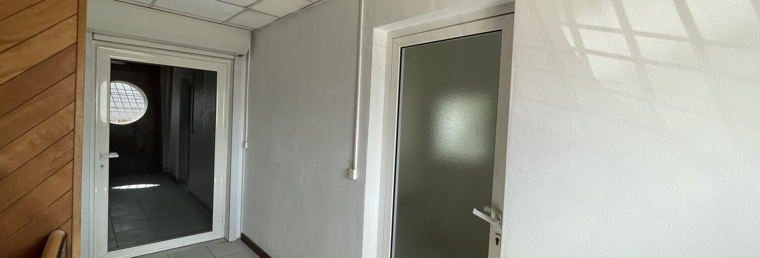 Commerce  305 m² à louer à Baie-Mahault (97122)