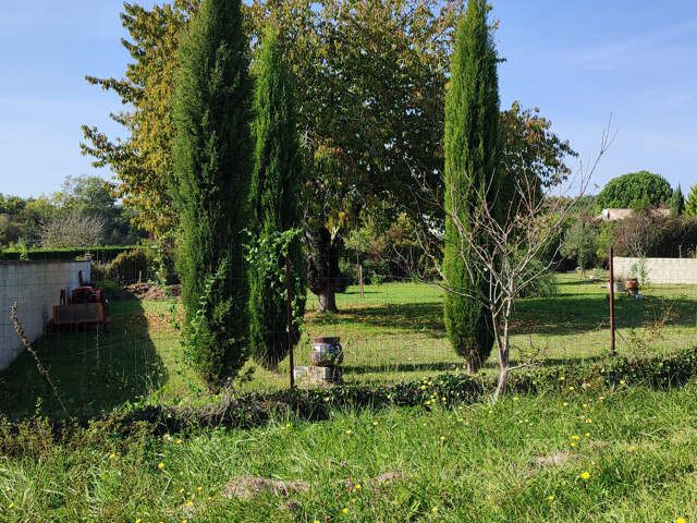 JOLI TERRAIN PLAT JONZAC, COMMERCES — photo du bien