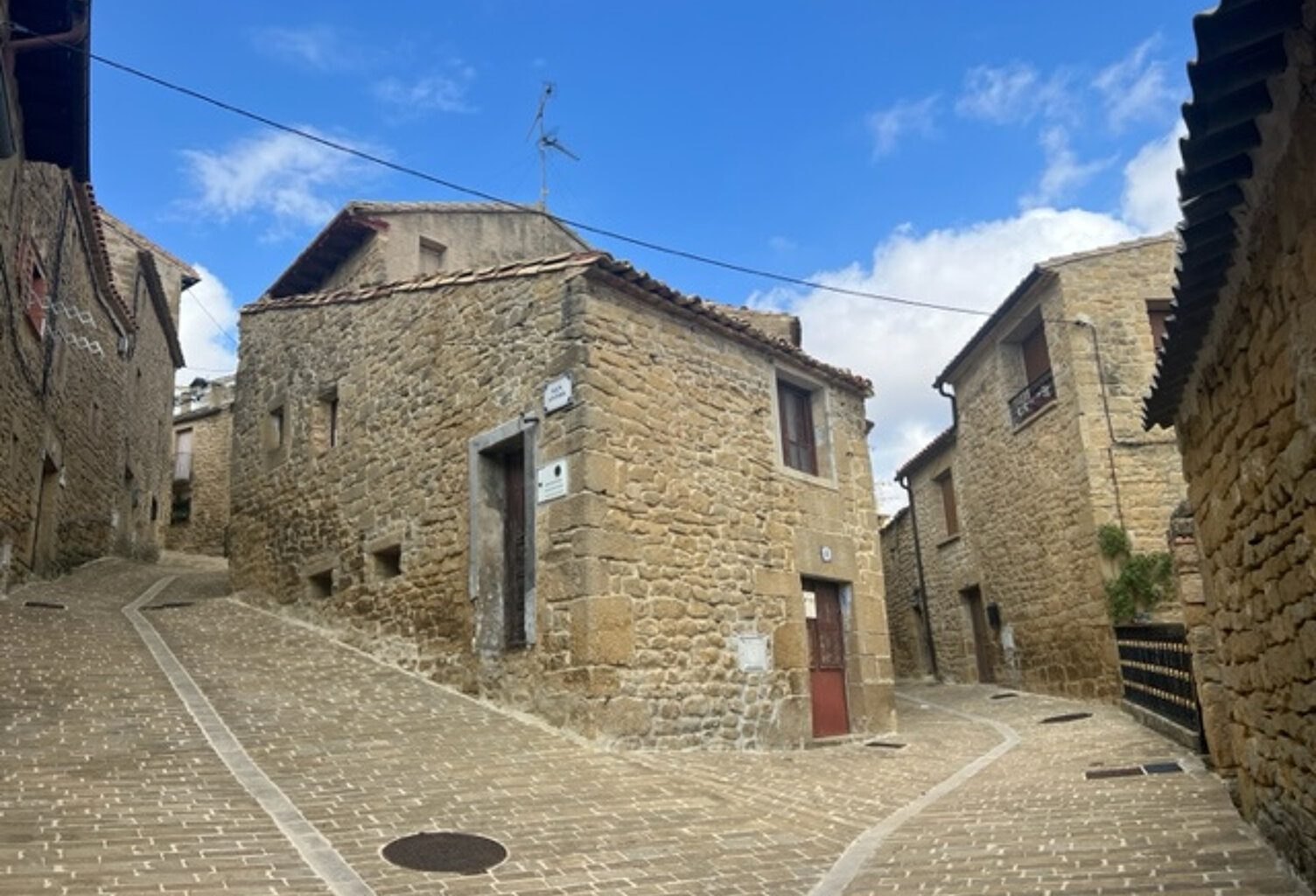 MAISON MITOYENNE SITUEE DANS LE VILLAGE ESPAGNOL D'UJUE — photo 1