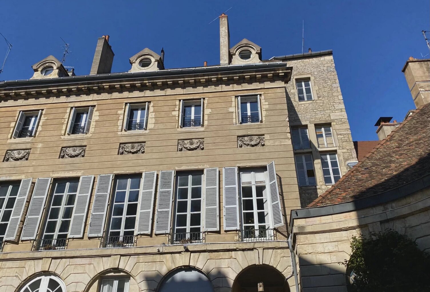 Bureaux DIJON Centre 194 000 euros. Parking. — photo 1