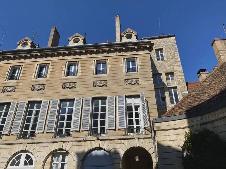 Bureaux DIJON Centre 194 000 euros. Parking. — photo 1
