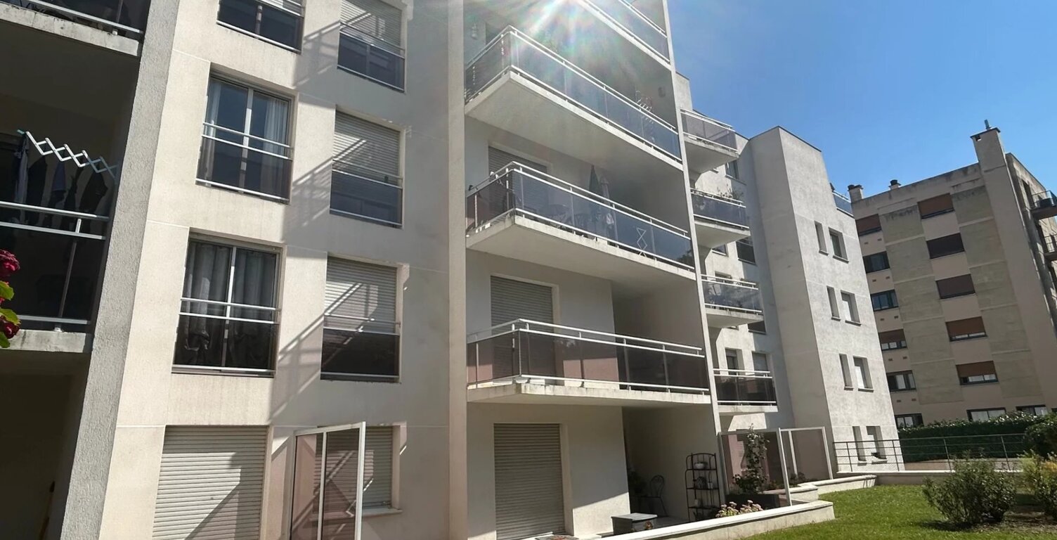 A LOUER - Appartement 3 pièces de 72 m² CHARTRES avec place de parking — photo 1