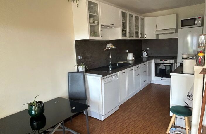 A LOUER - Appartement 3 pièces de 72 m² CHARTRES avec place de parking — photo 4