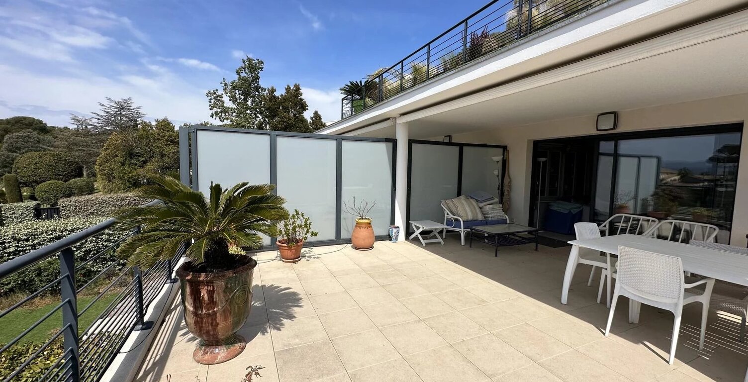 SAINT-RAPHAËL -3 PIÈCES - LARGE TERRASSE - RARE — photo 1