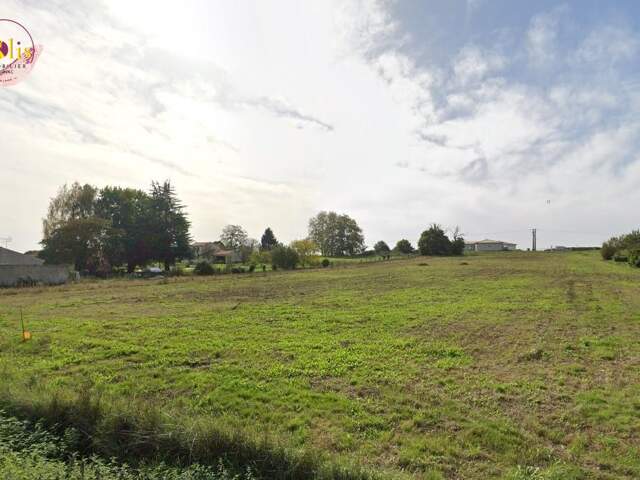 Terrain 1185 m² à Louzac-Saint-André — photo du bien