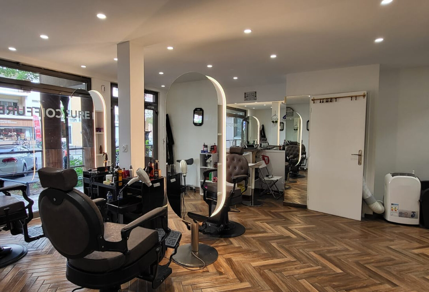SALON DE COIFFURE Villeurbanne 55 m2 — photo 1