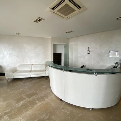 Commerce  682500 €