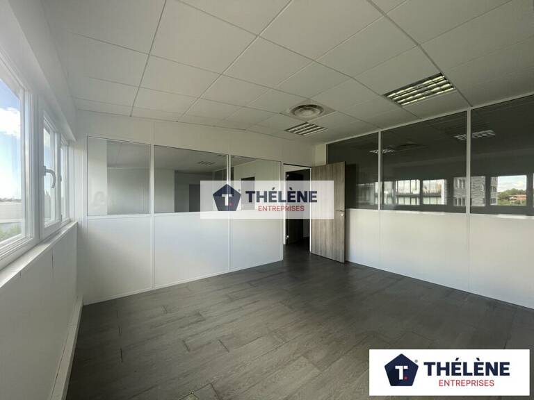 BUREAUX à LOUER — photo 1