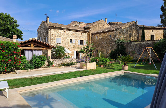 Belle maison en pierre avec piscine — photo 2