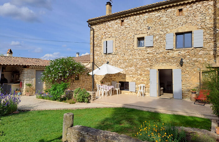 Belle maison en pierre avec piscine — photo 4