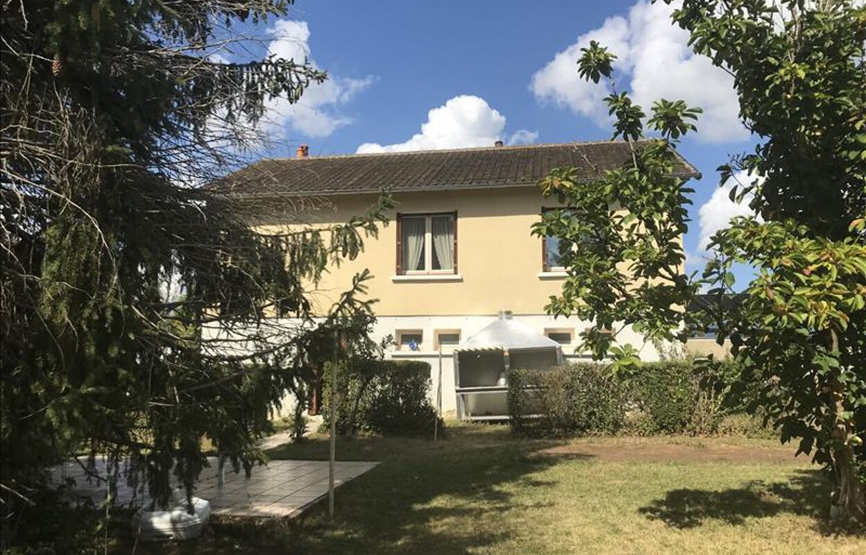 maison 4 pièces 82 m2 à vendre à Saint-Amand-Montrond (18200)