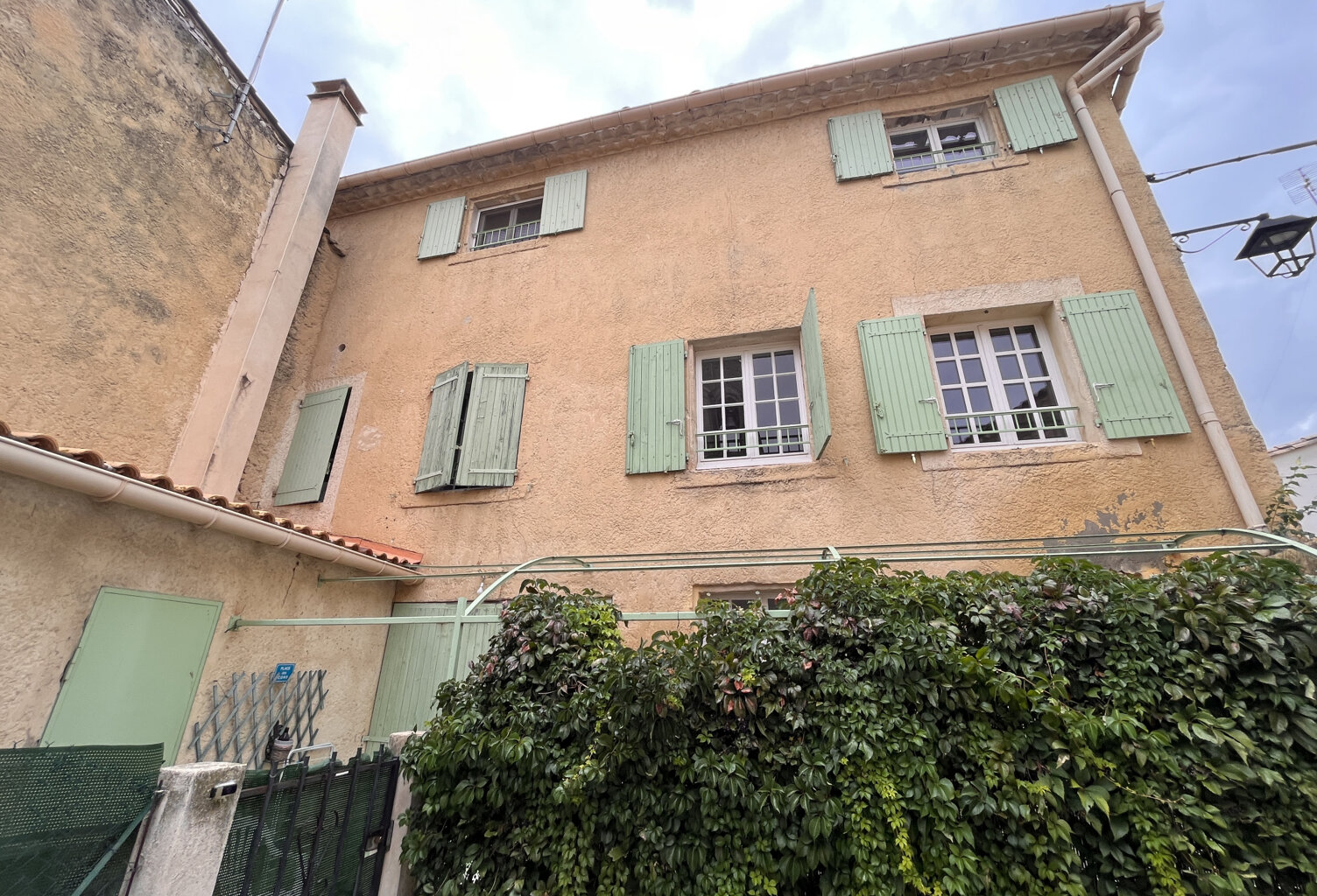 Immeuble de rapport à BEZOUCE, situé à 10 km à l'est de Nîme — photo 1