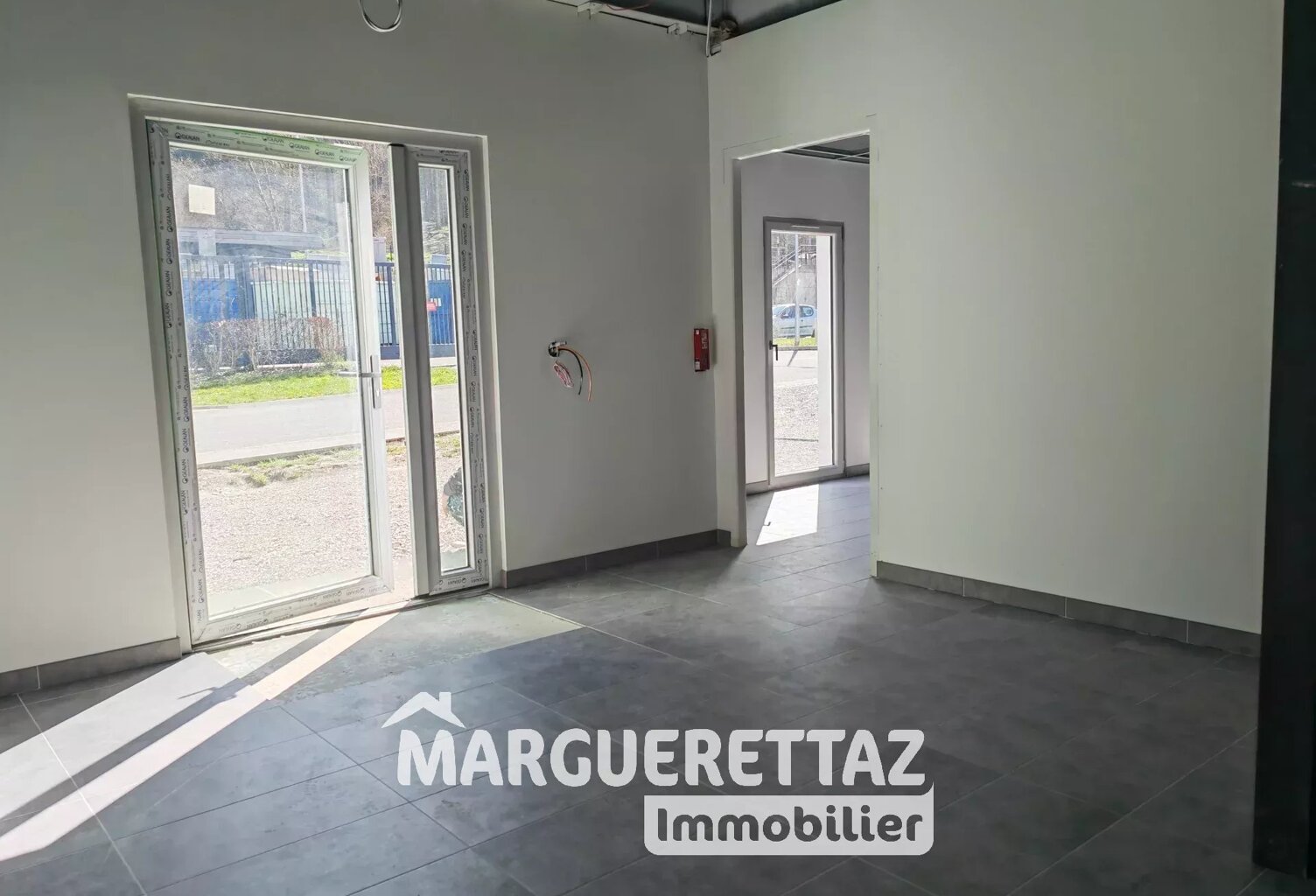 Locaux à louer - St Jeoire — photo 1