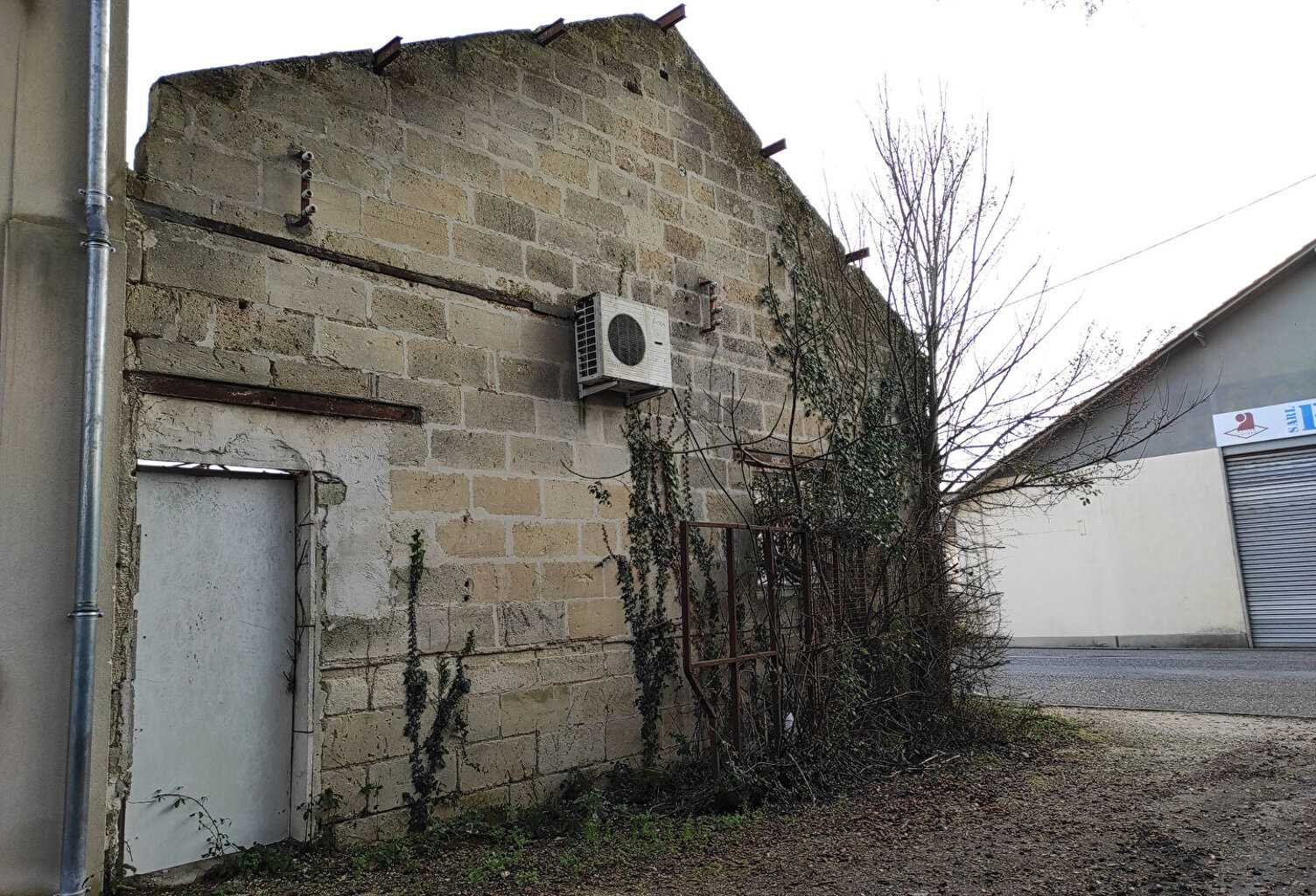 Entrepôt / local industriel Coutras  parcelles 1060 m² — photo 1