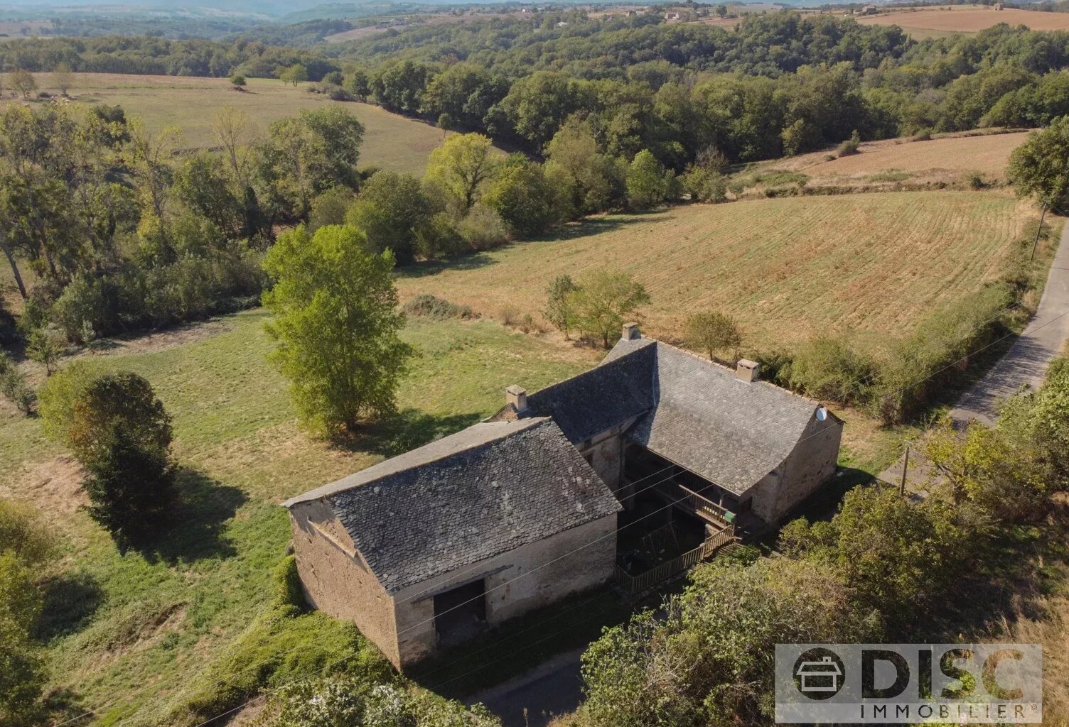 Beau corps de ferme authentique avec grande grange sur 7000m². — photo 1