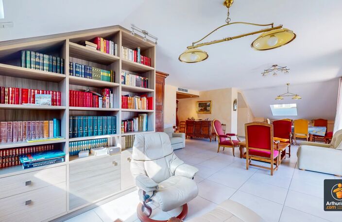 Dernier étage privatif, 5 pièces de 130 m² avec cave et garage. — photo 3