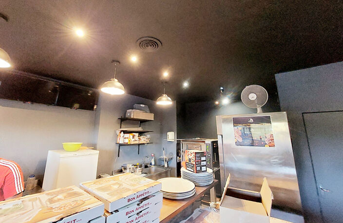 VENDU - Local d'activité commerciale 80m²  (30m² + 50 m² de cave voutée) — photo 3