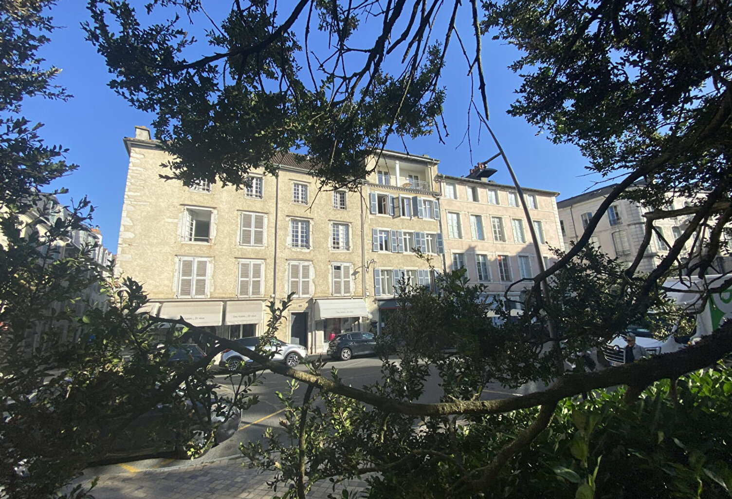PAU, MURS COMMERCIAUX OCCUPES — photo 1