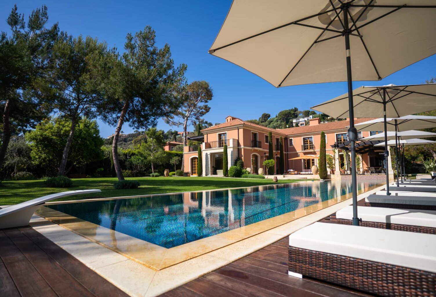 Location annuelle Saint-Jean-Cap-Ferrat: Magnifique villa "pieds dans l'eau" — photo 1