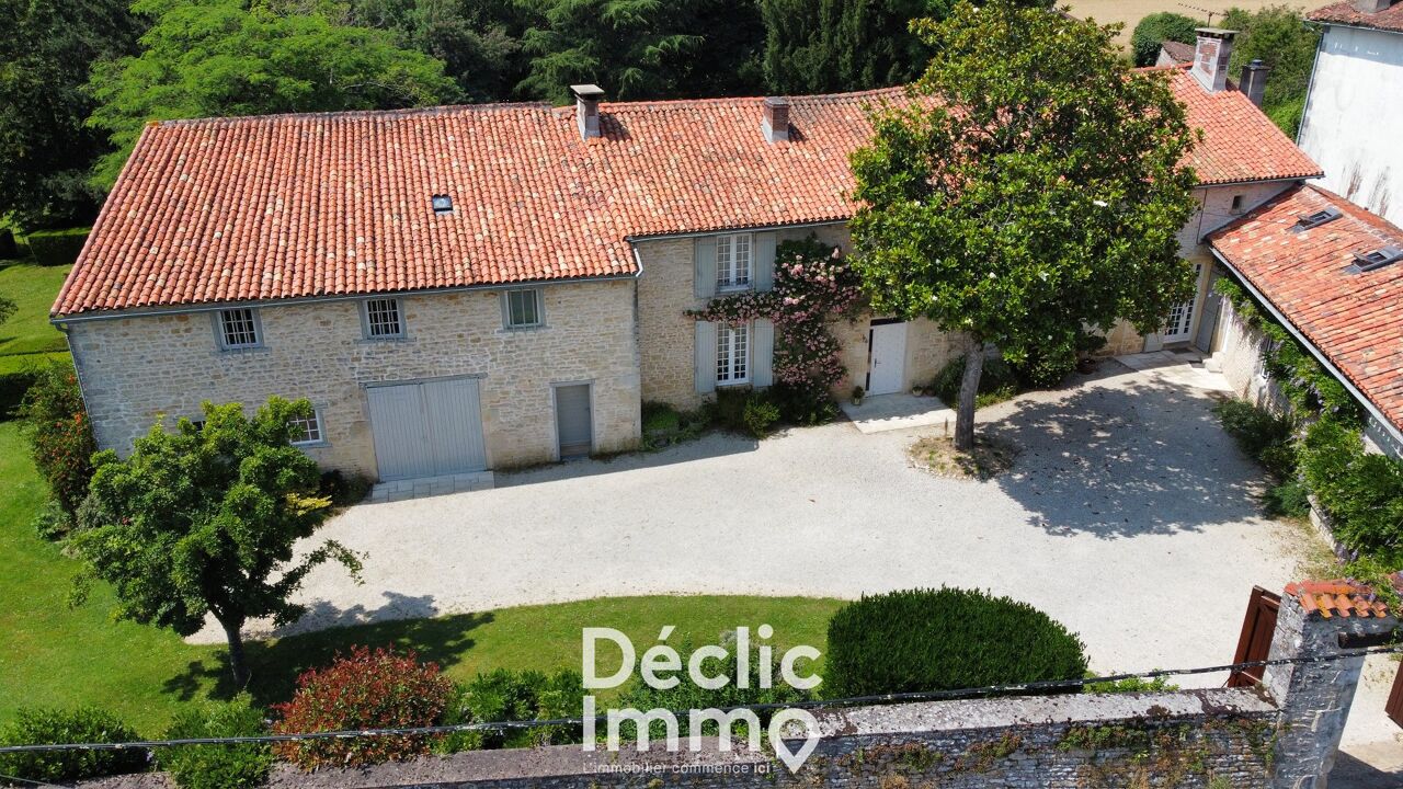 maison 9 pièces 366 m2 à vendre à Lizant (86400)