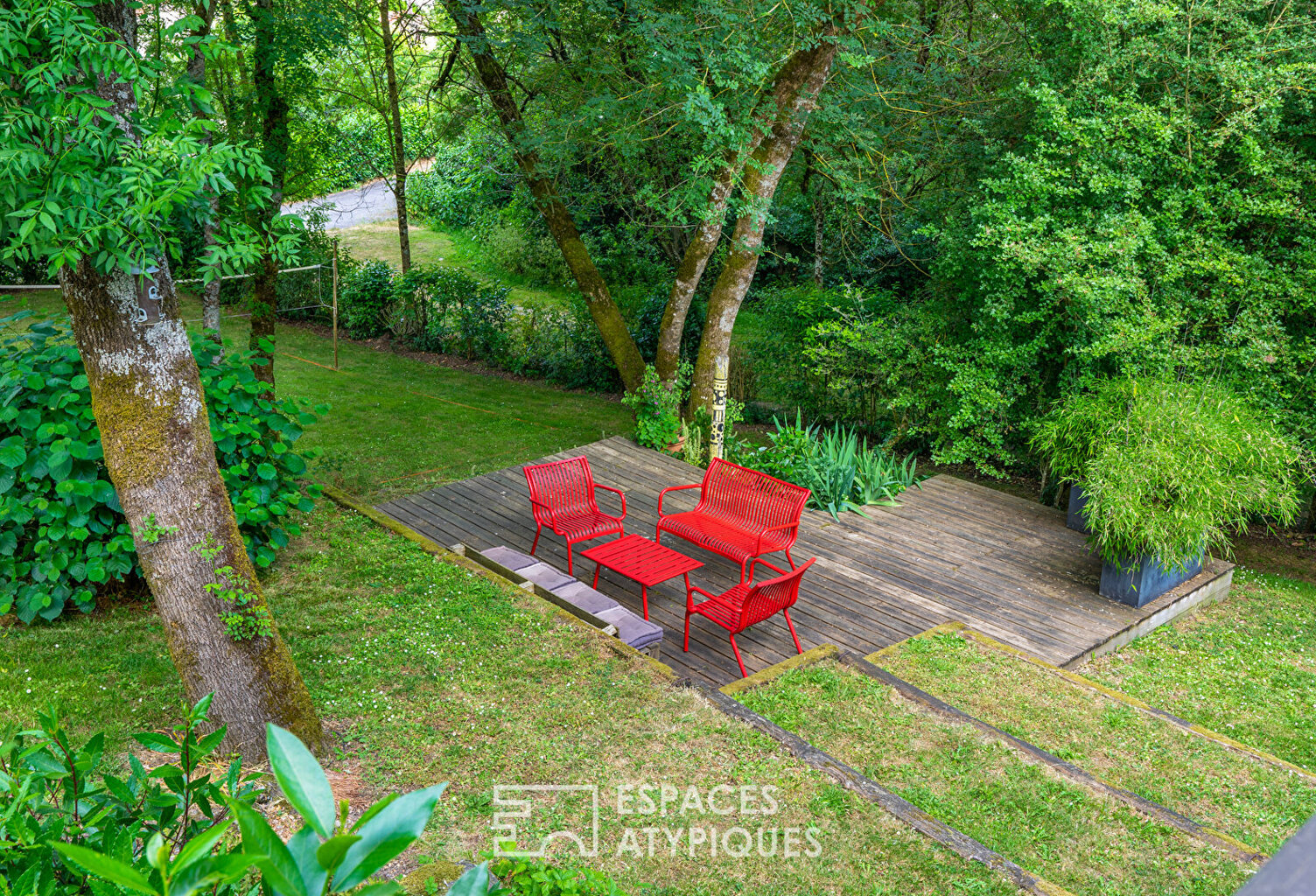 Maison et sa terrasse dans les arbres sur parcelle constructible — photo 1
